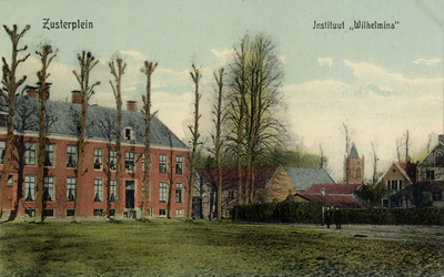 16017 Gezicht op de voorgevels van de huizen Zusterplein 6-4A te Zeist uit het zuiden; met rechts de bebouwing aan de ...